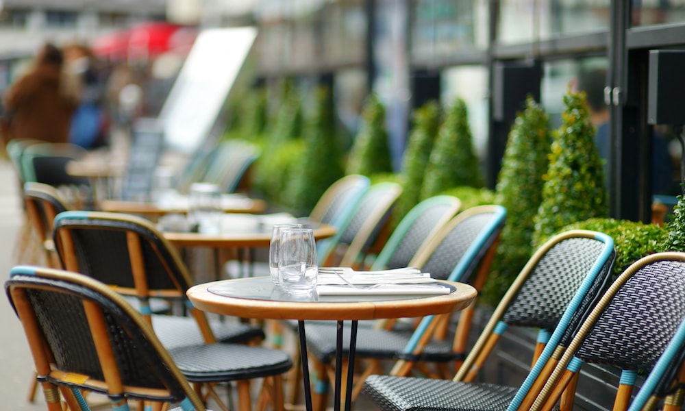 Fransa restoran başörtüsü
