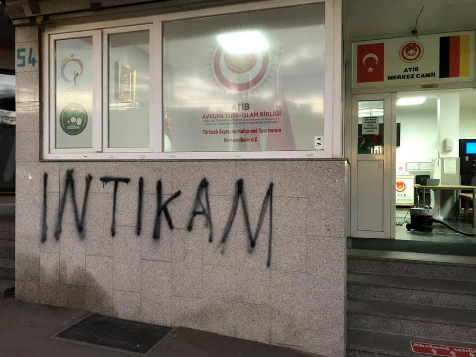 Almanya'da caminin duvarına "İntikam" yazıldı